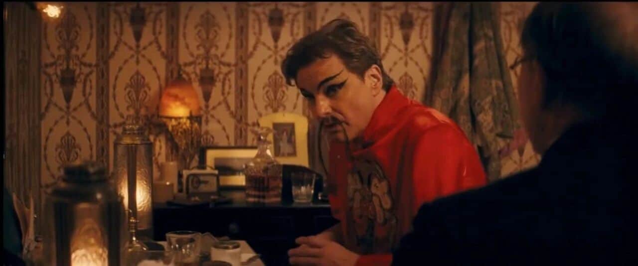 魔力月光-温馨的家庭聚会场景