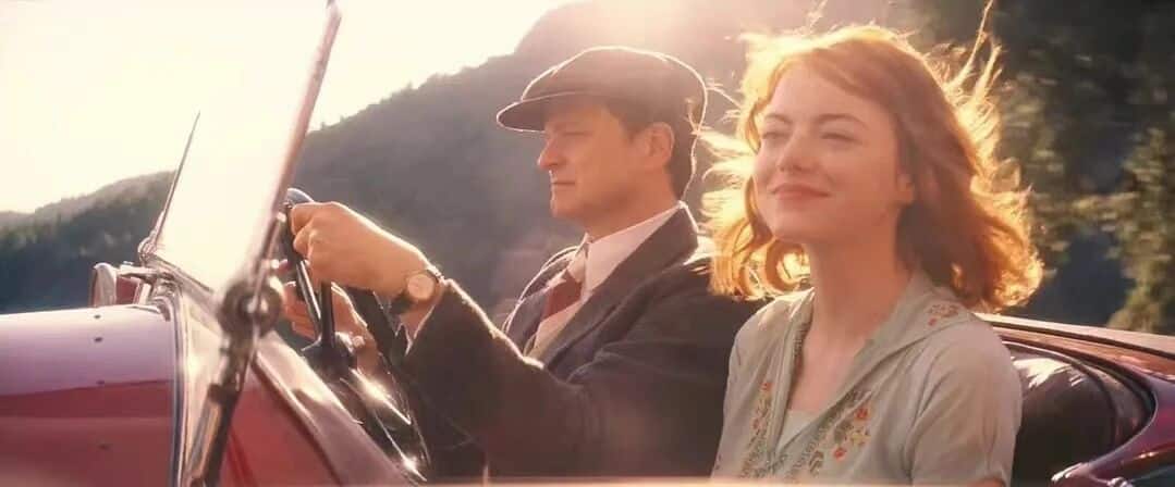 魔力月光-男女主角在夕阳下共乘经典敞篷车,享受浪漫之旅