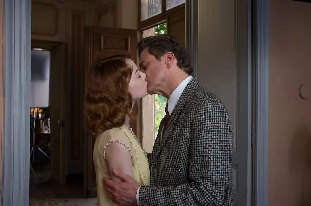 魔力月光-男女主角在家中深情相吻