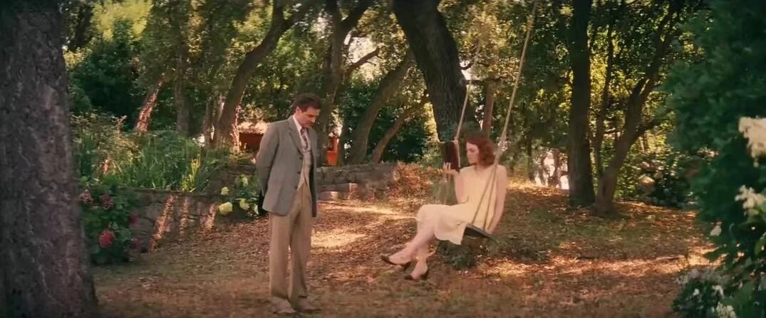 魔力月光-女主角坐在秋千上与男主角在花园中交谈