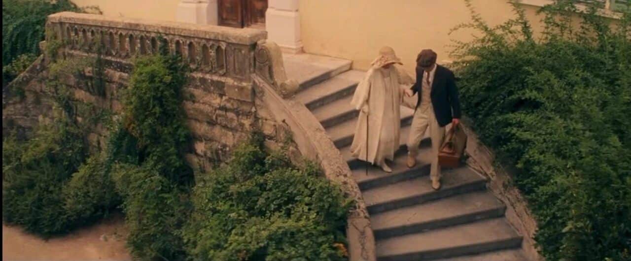 魔力月光男女主手牵手走下石阶,周围环绕着绿树