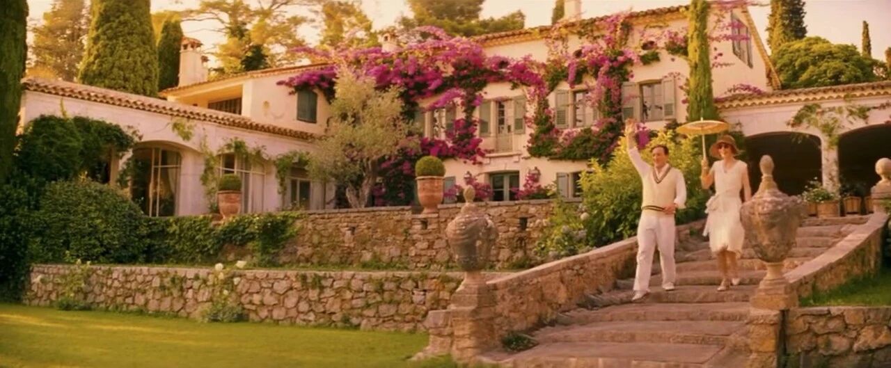 魔力月光-男主女主在装饰着鲜花的宏伟别墅前的石阶上