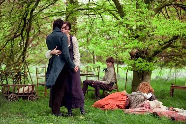 明亮的星-男女主角在公园中拥抱