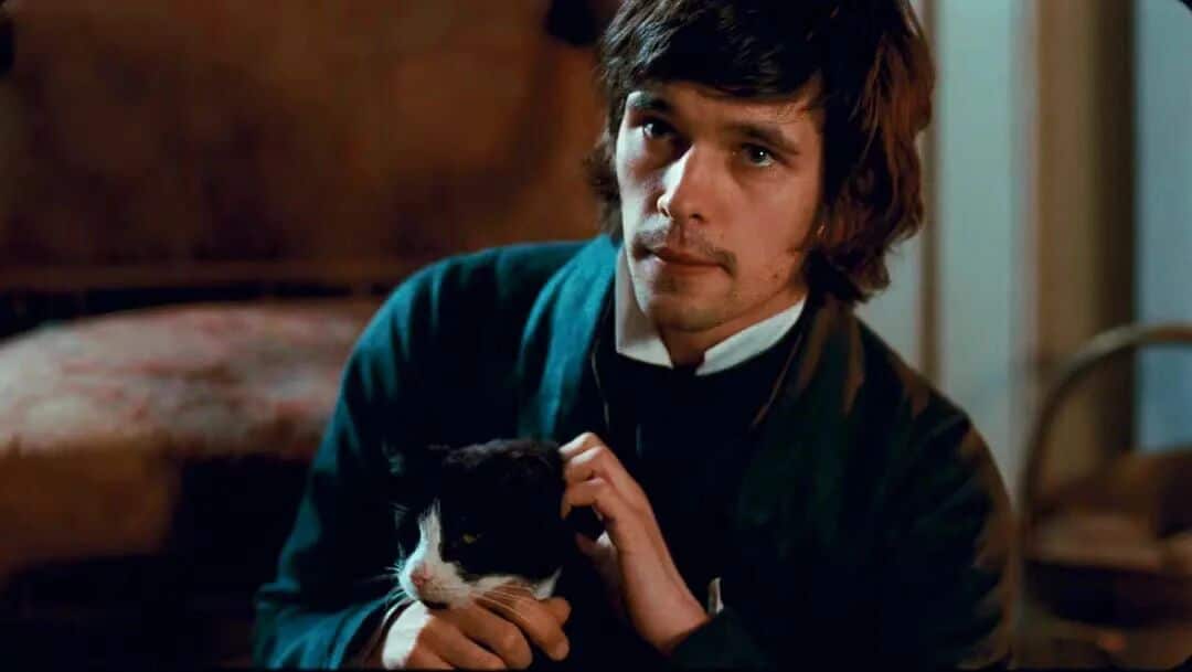 明亮的星-男主角在室内温柔地抱着一只猫