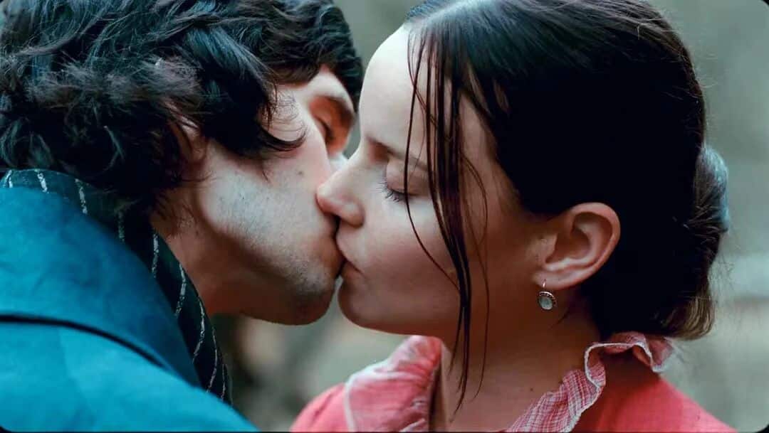 明亮的星-男女主角在户外深情相吻