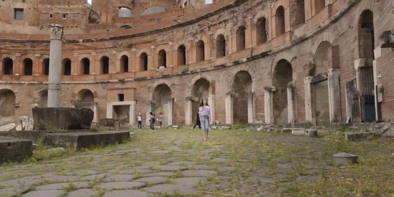 爱与冰激凌-女主角在罗马斗兽场的废墟中行走