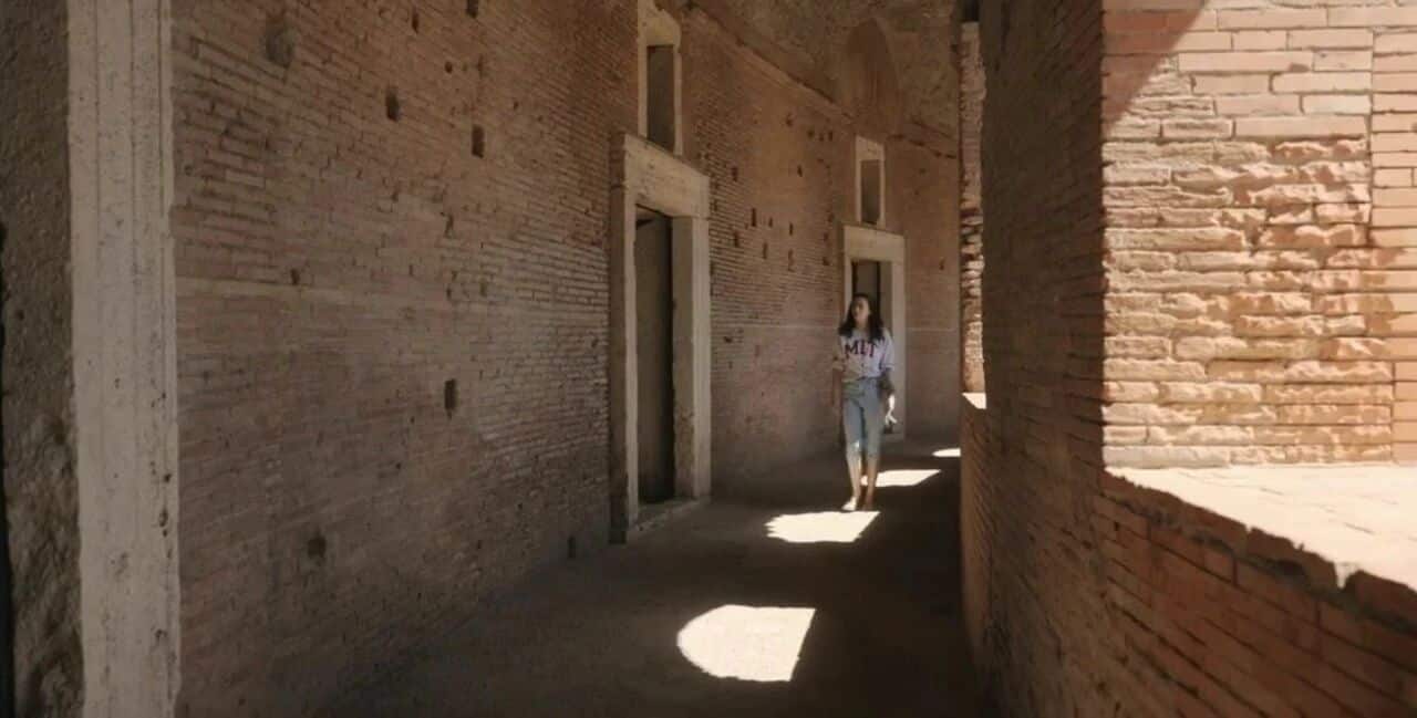 爱与冰激凌-女主角在罗马斗兽场的古老走廊中行走