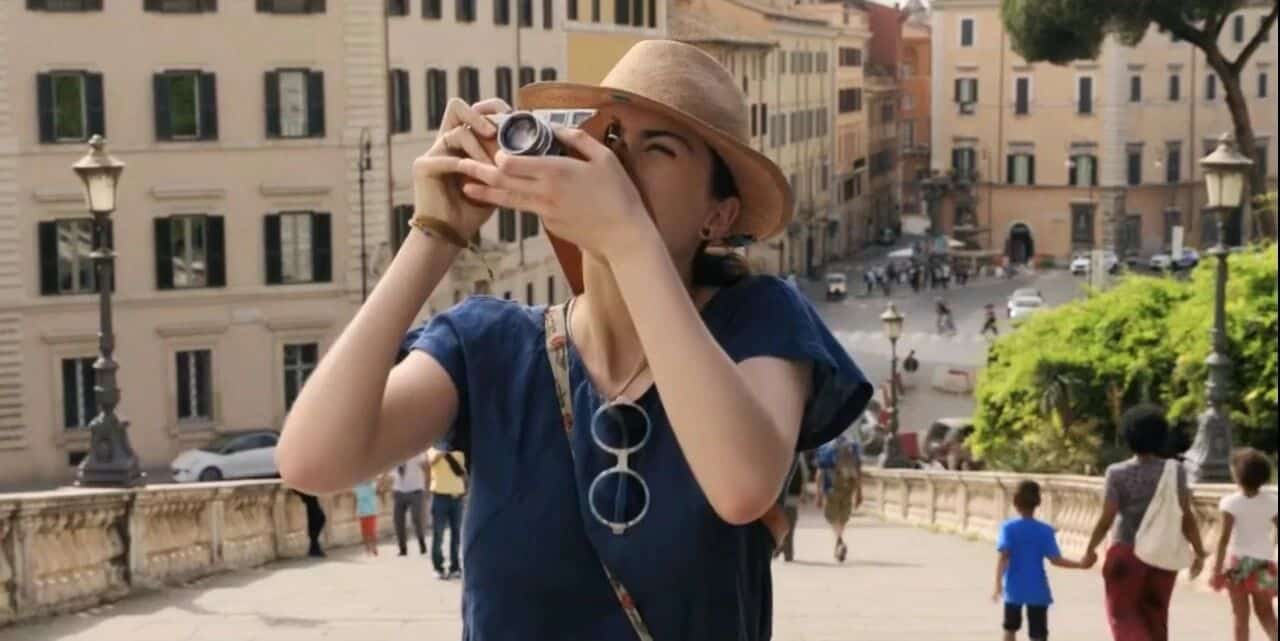 爱与冰激凌-女主角在罗马街头使用相机拍照