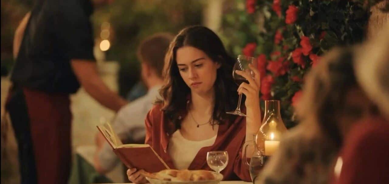 爱与冰激凌-女主角在餐厅中阅读菜单并手持一杯红酒