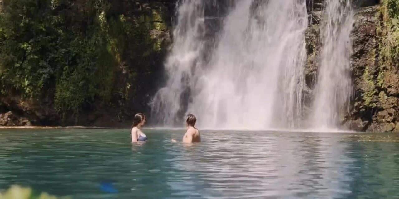 爱与冰激凌-男女主角在瀑布下的水池中游泳，享受自然美景