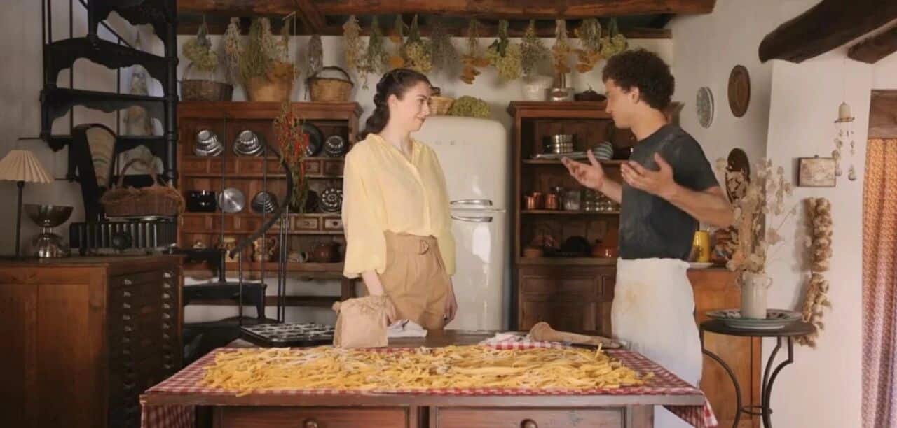 爱与冰激凌-女主角和男主角在厨房中交谈，桌上摆放着正在准备的意大利面