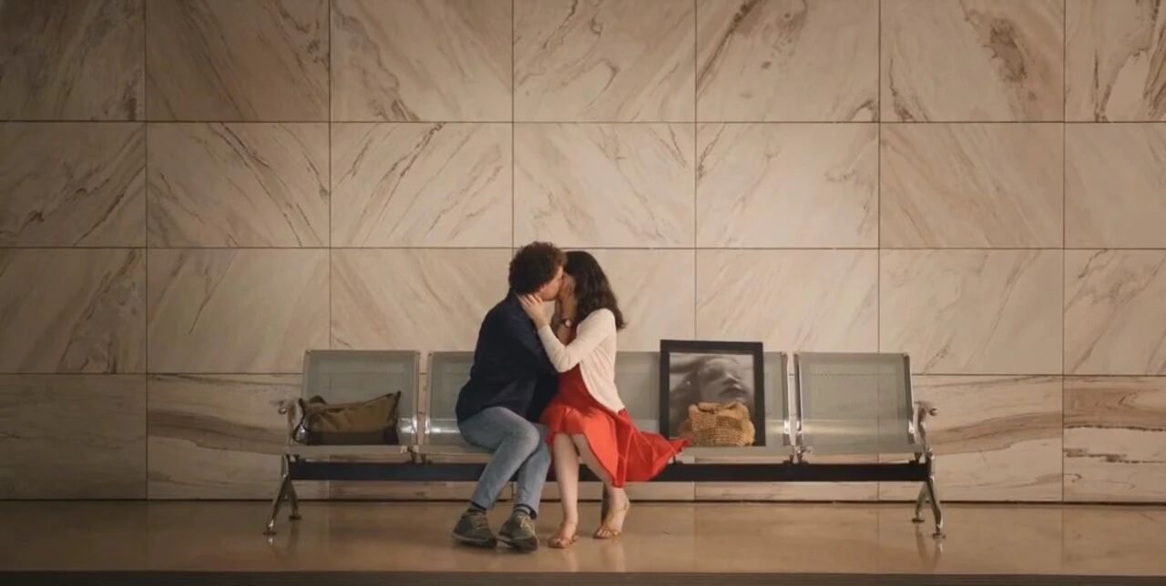 爱与冰激凌-男女主角在现代风格的室内环境中亲吻