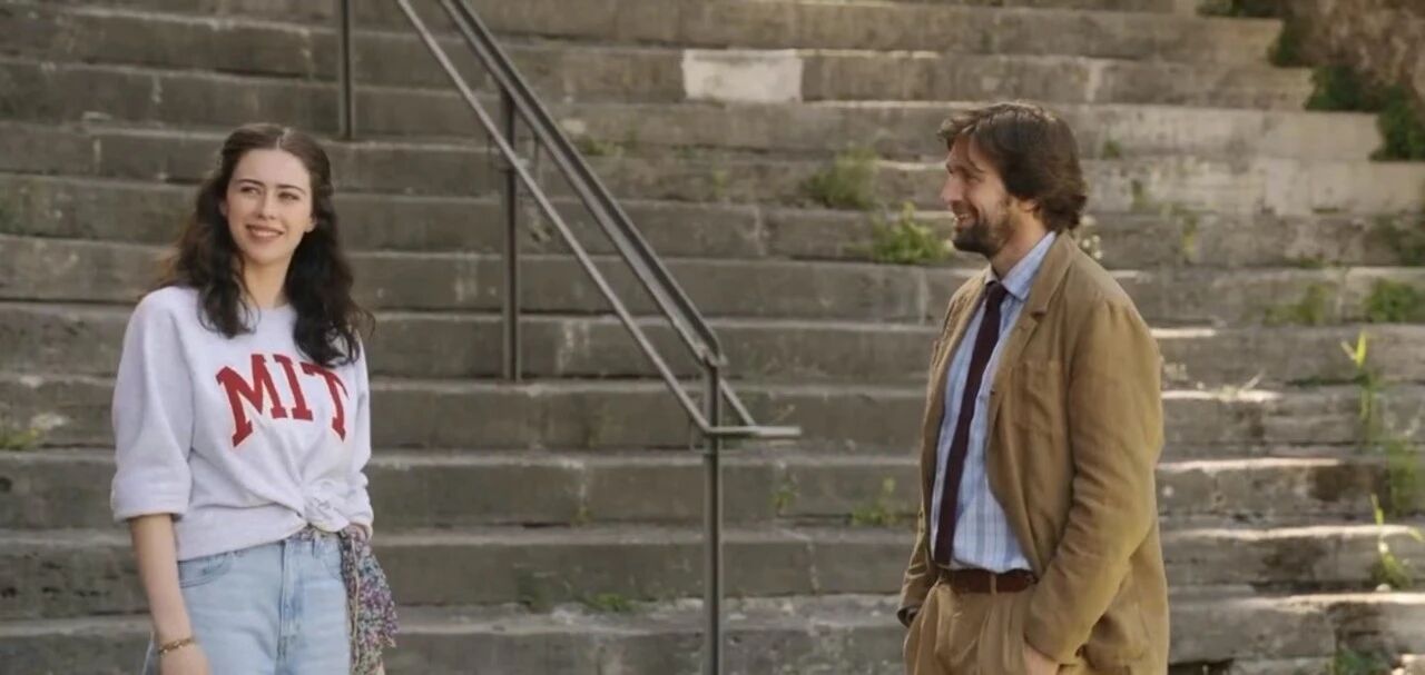 爱与冰激凌-男女主角在户外台阶上交谈，女主角穿着印有“MIT”字样的T恤衫