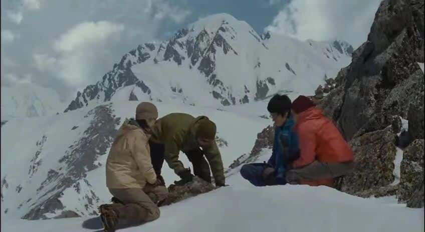 背负春天-登山者们在雪山地中休息