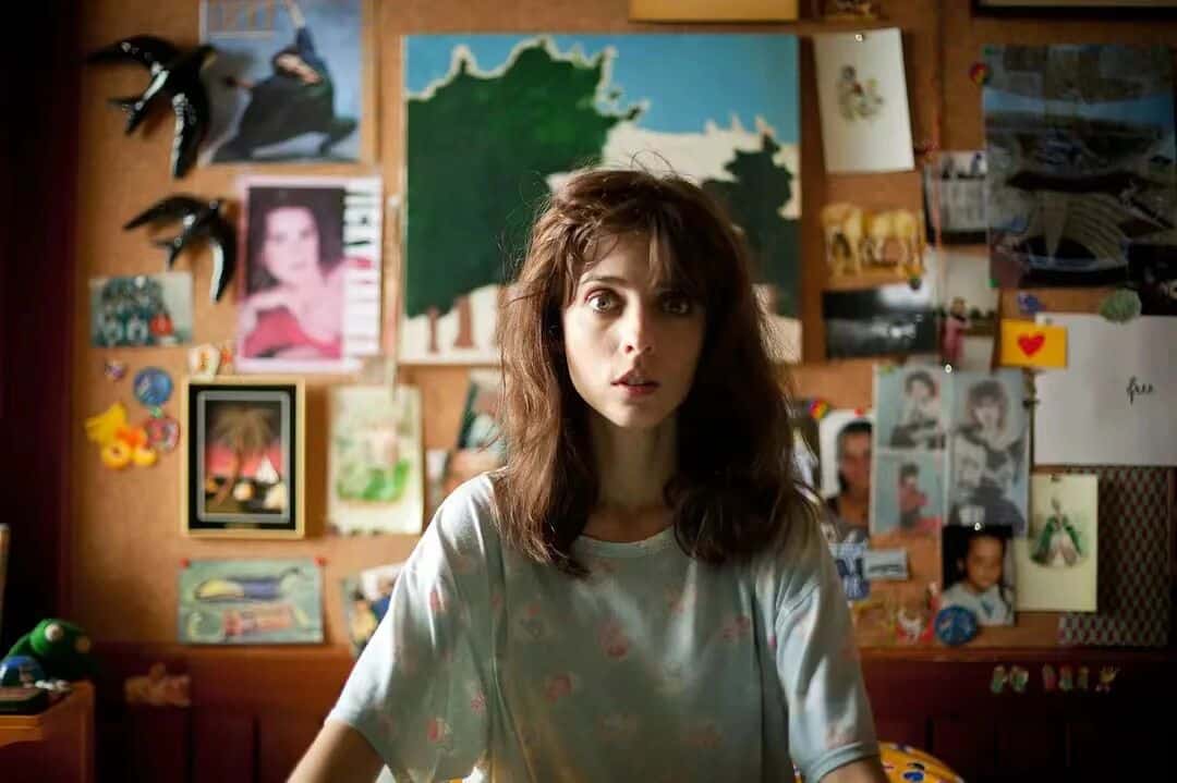 普通人行为指南女主角在装饰着各种照片和海报的房间中