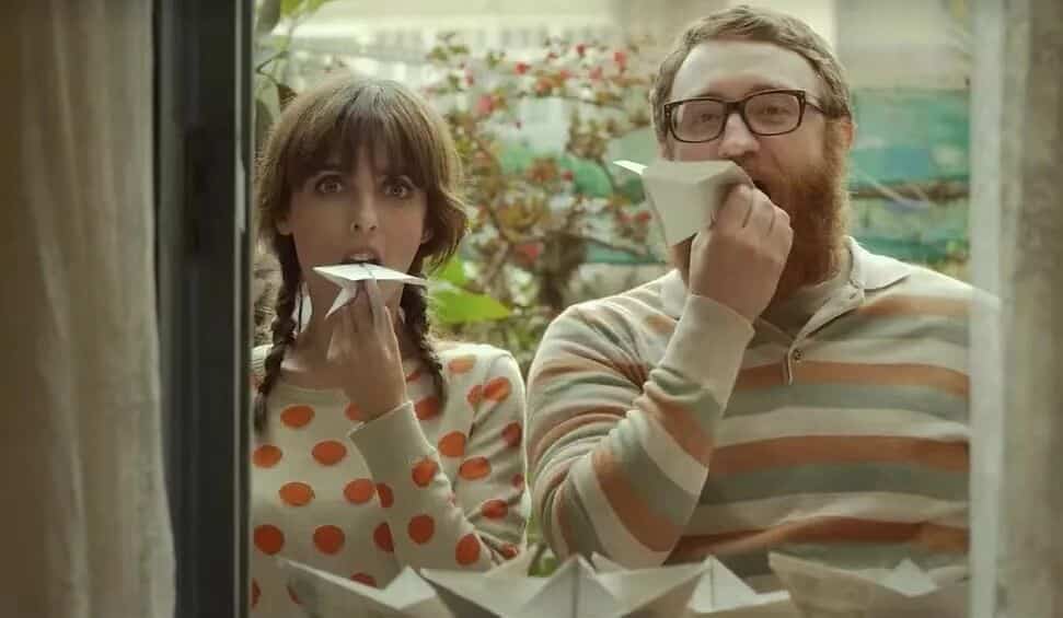 普通人行为指南男女主角在室内环境中，共同使用纸飞机进行游戏