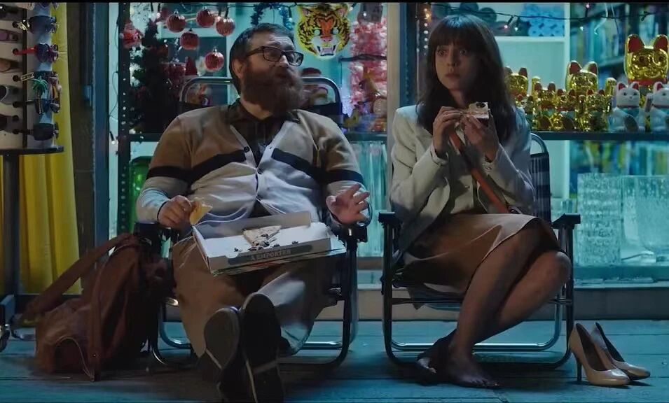 普通人行为指南男女主角坐在街边小店外的椅子上，似乎在进行一场深刻的对话