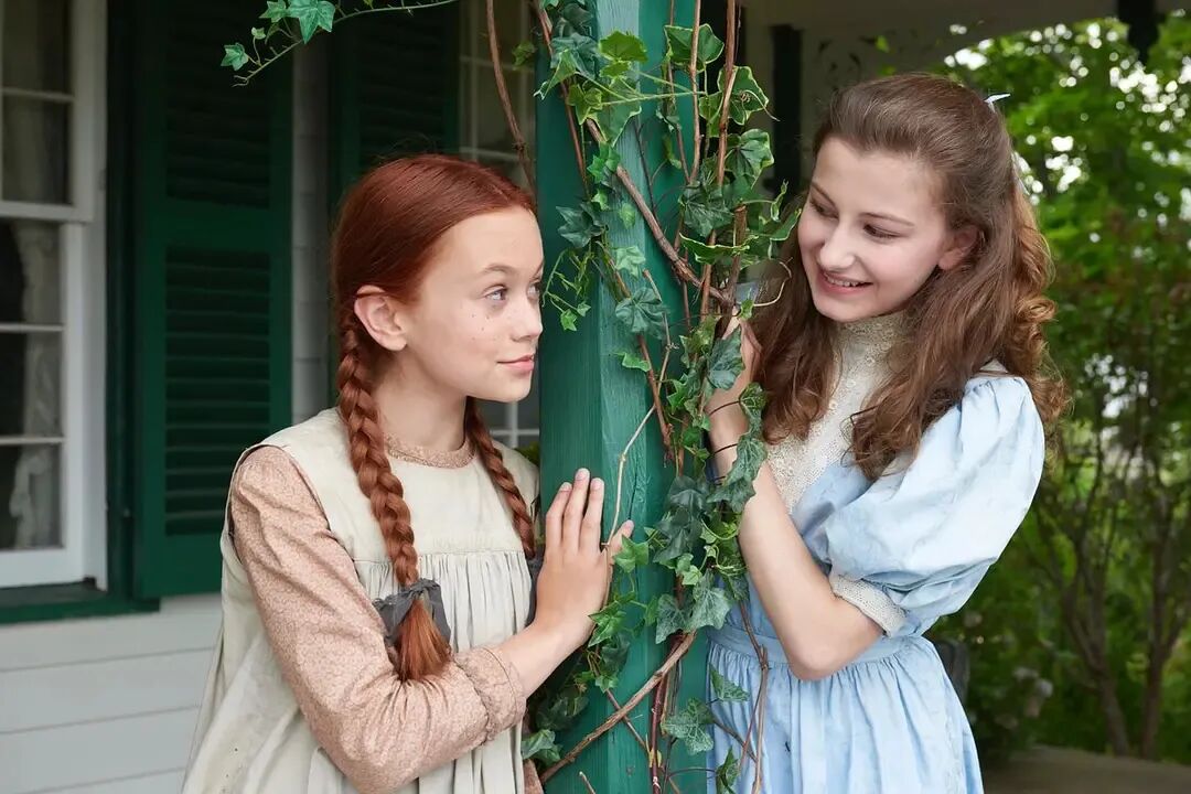 清秀佳人两位年轻女孩在户外交谈