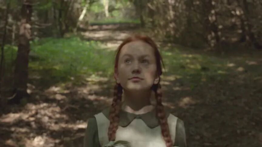 清秀佳人女主角安妮·雪莉在森林中，表情严肃