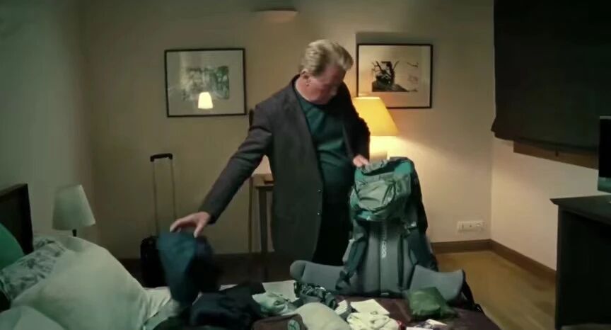 朝圣之路男主在酒店房间内整理行李