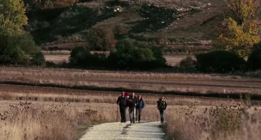 朝圣之路-在一条蜿蜒的乡间小路上，四位朝圣者正结伴而行